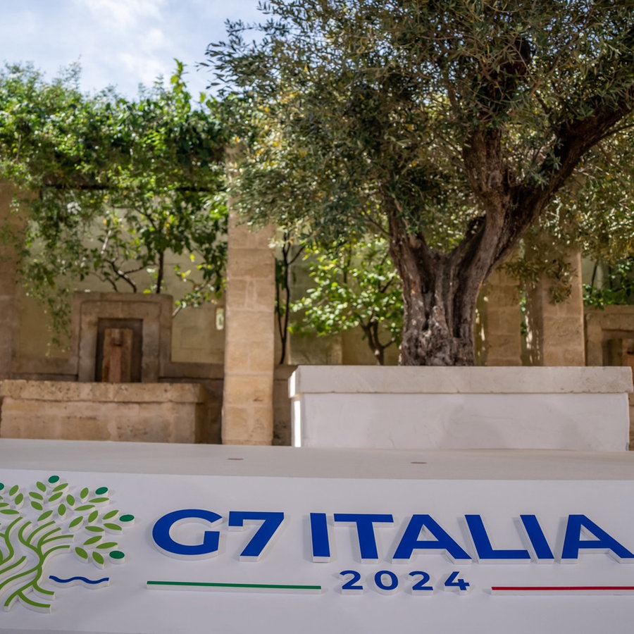 Das Logo zum Gipfeltreffen der G7-Staaten in Borgo Egnazia in Italien. © dpa Foto: Michael Kappeler