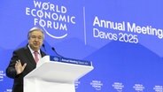 Der Generalsekretär der Vereinten Nationen, Antonio Guterres, spricht während einer Plenarsitzung in der Kongresshalle während der 55. Jahrestagung des Weltwirtschaftsforums (WEF) in Davos. © KEYSTONE/dpa Foto: Laurent Gillieron