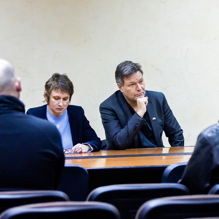 Der Bundesminister für Wirtschaft und Klimaschutz, Robert Habeck (Bündnis 90/Die Grünen, mitte), trifft bei einem Besuch des staatlichen Unternehmens "Tschernobyl Atomkraftwerk" Mitarbeiterinnen und Mitarbeiter. © dpa Foto: Christoph Soeder
