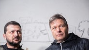 Robert Habeck und Wolodymyr Selenskyj stehen im Jahidne nordöstlich von Kiew in einem Schulkeller. © picture alliance Foto: Christoph Soeder