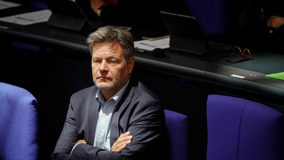 Robert Habeck nimmt an einer Sitzung des Bundestags teil. © picture alliance Foto:  Kay Nietfeld