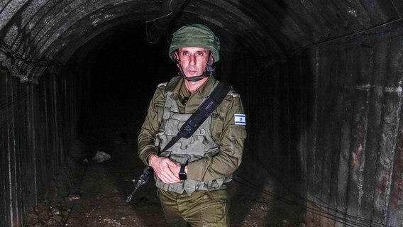 Der Sprecher des israelischen Militärs, Daniel Hagari, spricht zu Medienvertretern in einem Tunnel der Hamas in Gaza (Archivbild). © AP/dpa Foto: Ariel Schalit