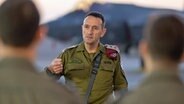 Der Generalstabschef der israelischen Streitkräfte, Herzi Halevi, spricht während eines Treffens mit Piloten auf dem Luftwaffenstützpunkt Nevatim im Süden Israels. © IDF/XinHua/dpa 