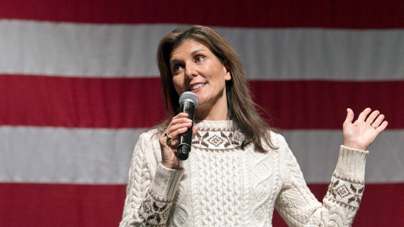 Nikki Haley hält eine Wahlkampfrede in einer High School in New Hampshire. © picture alliance Foto: Brian Cahn