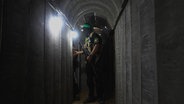 Hamas lädt die Öffentlichkeit zur Waffenausstellung ein in ihren Tunneln in Gaza © picture alliance Foto: Habboub