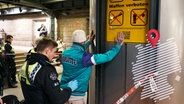 Erneute Waffenverbots Kontrolle der Bundes- und Landespolizei am Hamburger Hauptbahnhof. © icture alliance / ABBfoto | - 