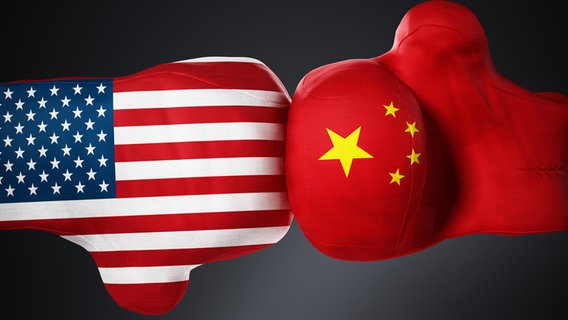 Die amerikanische und chinesische Flagge auf Boxhandschuhen. © picture alliance Foto: Cigdem Simsek