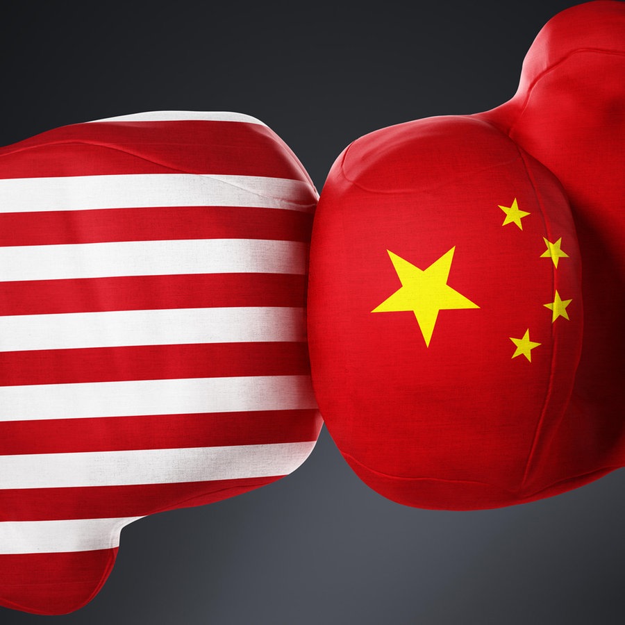 Die amerikanische und chinesische Flagge auf Boxhandschuhen. © picture alliance Foto: Cigdem Simsek
