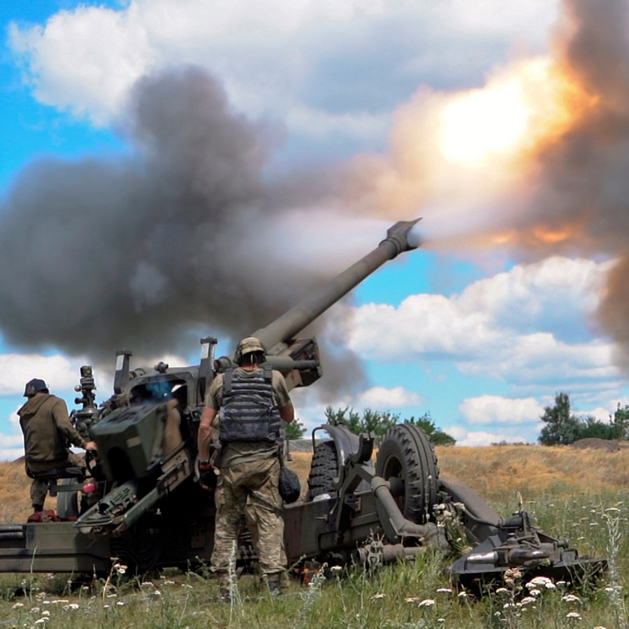 Ukrainische Soldaten feuern eine Haubitze in der Ostukraine ab. © dpa/Ukrinform 