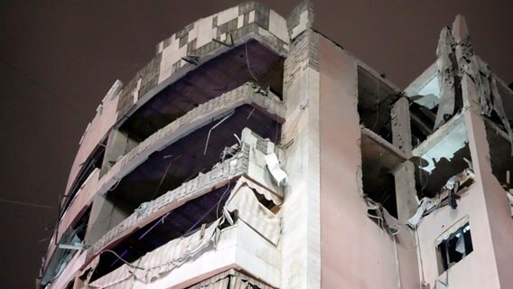 Eine beschädigte Wohnung ist nach einem israelischen Angriff in Dahija (Libanon) zu sehen. © AP/dpa Foto: Hussein Malla