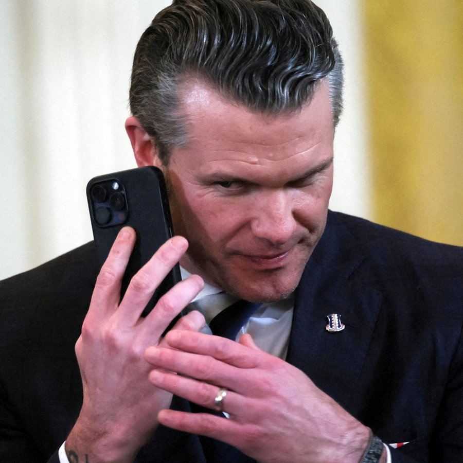 Der US-Verteidigungsminister Pete Hegseth benutzt ein Handy-Telefon im East Room des Weißen Hauses in Washington (USA). © REUTERS/Archivfoto Foto: Leah Millis