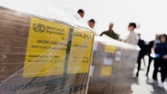 Humanitäre Hilfsgüter der Weltgesundheitsorganisation (WHO) am Grenzübergang "Kerem Schalom" zum Gazastreifen auf israelischer Seite. © picture alliance/dpa/dpa-Pool Foto: Christoph Soeder