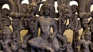 Türsturz mit Darstellung der Dreifaltigkeit (Brahma, Vishnu und Shiva) © picture alliance / Godong | Julian Kumar / Godong Foto: Julian Kumar