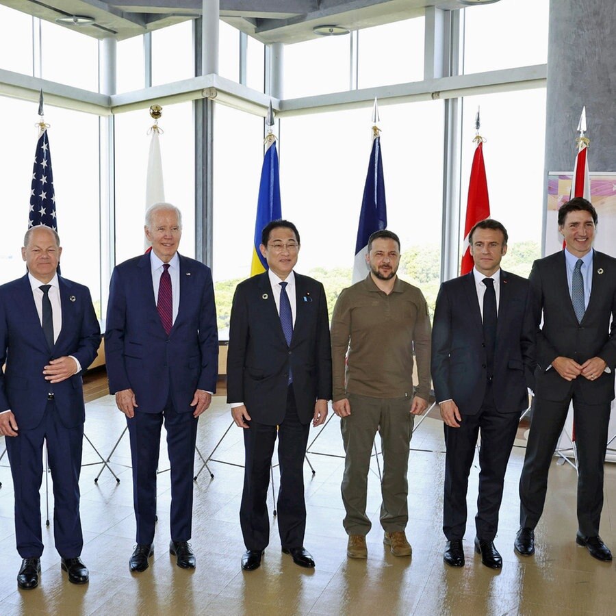 Der Präsident der Ukraine, Wolodymyr Selenskyj, steht zusammen während des letzten Tages des dreitägigen G7-Gipfels in Hiroshima (Japan) mit den Staats- und Regierungschefs der Gruppe der Sieben. © kyodo/dpa 