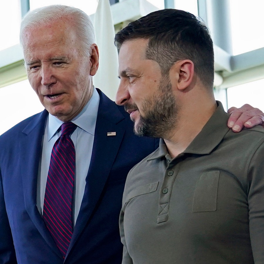 Der Präsident der USA, Joe Biden (links), steht neben dem Präsident der Ukraine, Wolodymyr Selenskyj (rechts), vor einer Arbeitssitzung zur Situation in der Ukraine während des G7-Gipfels in Hiroshima (Japan). © AP Pool/dpa Foto: Susan Walsh