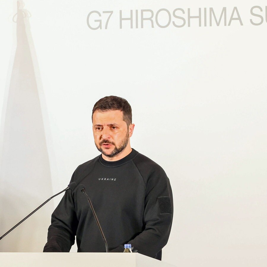 Der Präsident der Ukraine, Wolodymyr Selenskyj, spricht bei einer Pressekonferenz nach gemeinsamen Gesprächen mit der Gruppe der Sieben (G7) sowie Vertretern anderer Gastländer und internationaler Organisationen in Hiroshima (Japan) © Ministry of Foreign Affairs of Japan/dpa 