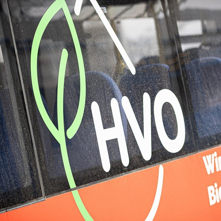 Auf einem Bus steht in großen Buchstaben "HVO", der Bus wird mit dem neuen Biokraftstoff betankt. © picture alliance Foto: Moritz Frankenberg