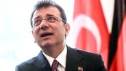 Der Oberbürgermeister von Istanbul, Ekrem Imamoglu, steht vor einer türkischen Fahne. © dpa Foto: Oliver Berg