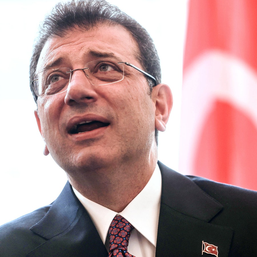 Der Oberbürgermeister von Istanbul, Ekrem Imamoglu, steht vor einer türkischen Fahne. © dpa Foto: Oliver Berg