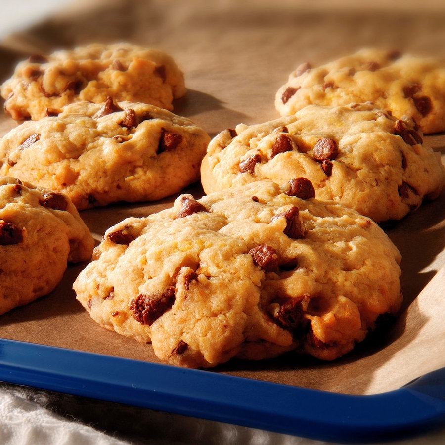 Schokolanden Cookies auf einem Backblech © picture alliance / imageBROKER | Paul Williams - Funkystock Foto:  Paul Williams - Funkystock