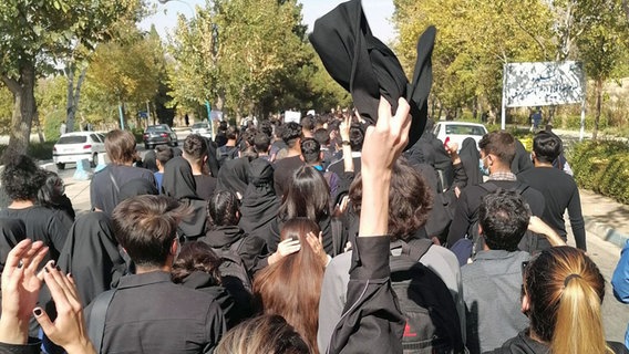 In Isfahan im Iran gehen Studenten auf der Straße demonstrieren gegen Gewalt und Unterdrückung durch das Regime. Auslöser war der Tod der 22-jährigen Jina Misha Amini. © IMAGO/ZUMA Wire Foto: IMAGO/Anonymous