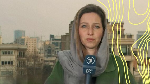 Korrespondentin Katharina Willinger berichtet mit Kopftuch aus Teheran für die ARD. © NDR Foto: Screenshot NDR