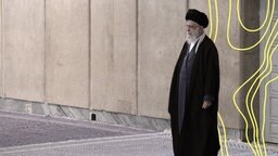 Ayatollah Ali Khamenei, Irans oberster politischer Führer, steht alleine vor einem Gebäude. © Imago Images 