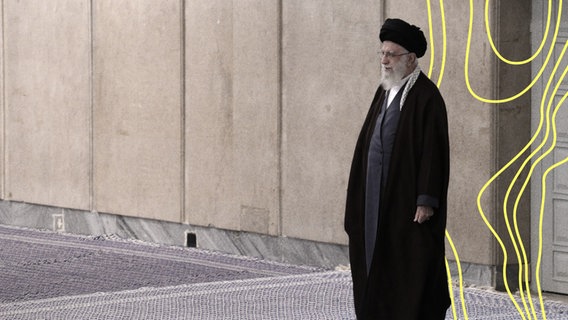 Ayatollah Ali Khamenei, Irans oberster politischer Führer, steht alleine vor einem Gebäude. © Imago Images 