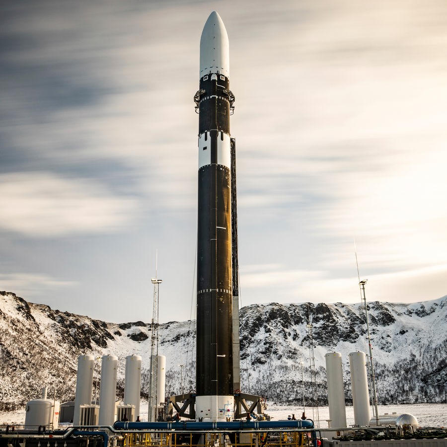 Auf einem von Isar Aerospace, Photo Wingmen Media, zur Verfügung gestellten Foto steht die Trägerrakete "Spectrum" von Isar Aerospace am 21. März 2025 auf einer Startrampe im Andoya Spaceport in Nordmela auf der Insel Andøya, Norwegen. © picture alliance/dpa/Isar Aerospace, Photo Wingmen Media | Brady Kenniston 