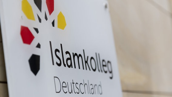 "Islamkolleg Deutschland" steht auf einem Schild. © picture alliance/dpa | Friso Gentsch Foto: Friso Gentsch
