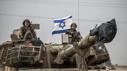 Israelische Soldaten auf einem Panzer in der Nähe des Gaza-Streifens in der Stadt Sderot. © picture alliance Foto: Mostafa Alkharouf