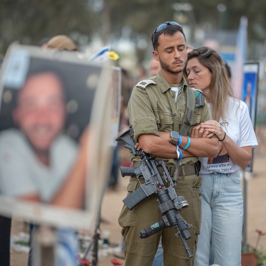 Angehörige und Freunde trauern auf dem Gelände des Nova Festivals anlässlich des ersten Jahrestages des Hamas-Angriffs auf Israel. © dpa Foto: Ilia yefimovich