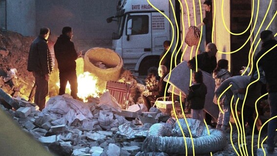 Aus Angst vor einem weiteren Erdbeben in Istanbul, bereiten sich Menschen darauf vor, die Nacht außerhalb ihrer Häuser in Parks und auf offenen Plätzen zu verbringen. © picture alliance Foto: Pavel Nemecek