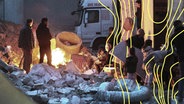 Aus Angst vor einem weiteren Erdbeben in Istanbul, bereiten sich Menschen darauf vor, die Nacht außerhalb ihrer Häuser in Parks und auf offenen Plätzen zu verbringen. © picture alliance Foto: Pavel Nemecek