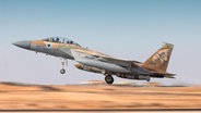 Dieses am 5. Mai 2025 veröffentlichte Foto zeigt einen israelischen Kampfjet, der von einem unbekannten Ort zu einem Luftangriff auf Ziele im Jemen startet. © picture alliance / Xinhua News Agency | Israel Defense Forces 