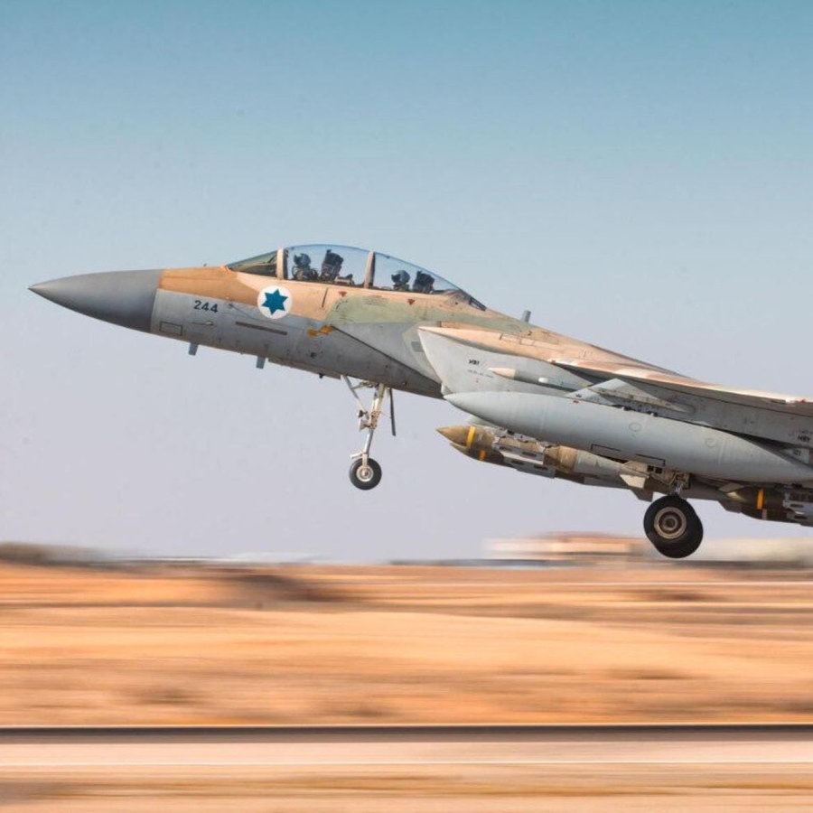 Dieses am 5. Mai 2025 veröffentlichte Foto zeigt einen israelischen Kampfjet, der von einem unbekannten Ort zu einem Luftangriff auf Ziele im Jemen startet. © picture alliance / Xinhua News Agency | Israel Defense Forces 
