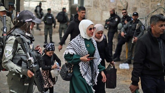 Palästinenserinnen und Palästinenser verlassen nach dem Freitagsgebet das Al-Aqsa-Gelände in Jerusalem (Israel). © dpa Foto: Ilia Yefimovich