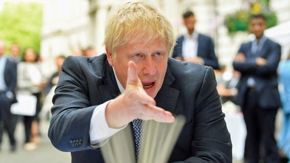 Der britische Premierminister Boris Johnson spricht während einer Veranstaltung draussen in der Downing Street. © PA Wire/dpa Foto: Toby Melville