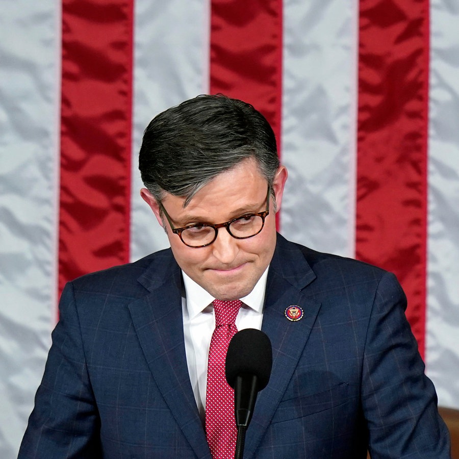 Der neu gewählte Vorsitzender des US-Repräsentantenhauses, Mike Johnson, bei seiner Vereidigung am Rednerpult. © AP/dpa Foto: Alex Brandon