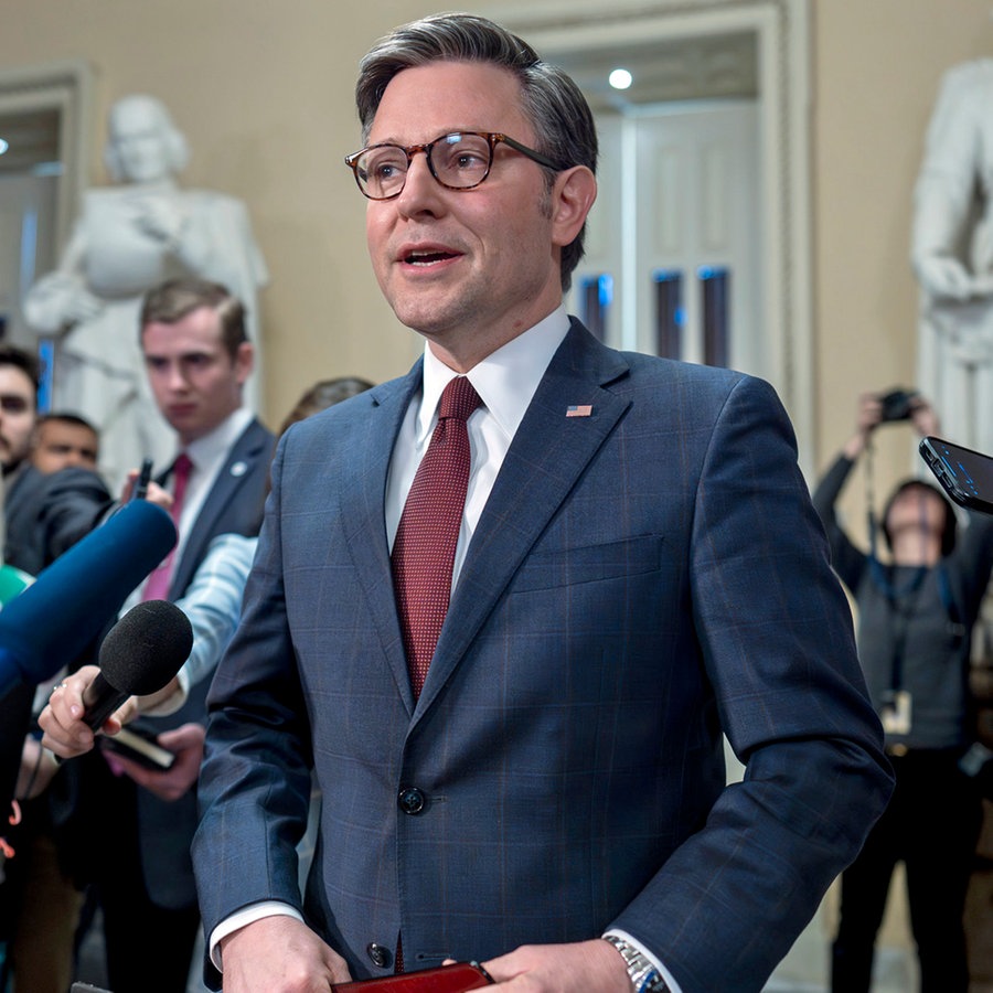 Der Sprecher des Repräsentantenhauses, Mike Johnson, beantwortet Fragen von Reportern. © AP/dpa Foto: J. Scott Applewhite