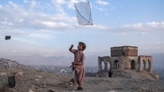 Alltag in Afghanistan: ein Junge lässt bei Kabul einen Drachen steigen. © picture alliance Foto: Petros Giannakouris