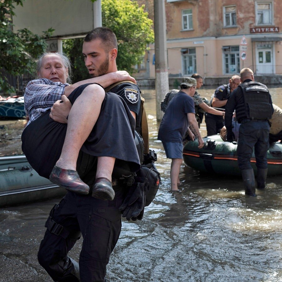 Bewohner werden aus einem überfluteten Viertel evakuiert, nachdem der Kachowka-Damm (Ukraine) gesprengt wurde. © AP/dpa Foto: Roman Hrytsyna