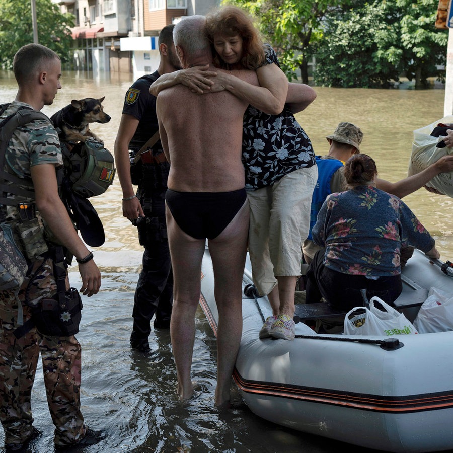 Bewohner werden aus einem überfluteten Viertel evakuiert, nachdem der Kachowka-Damm (Ukraine) gesprengt wurde. © AP/dpa Foto: Roman Hrytsyna