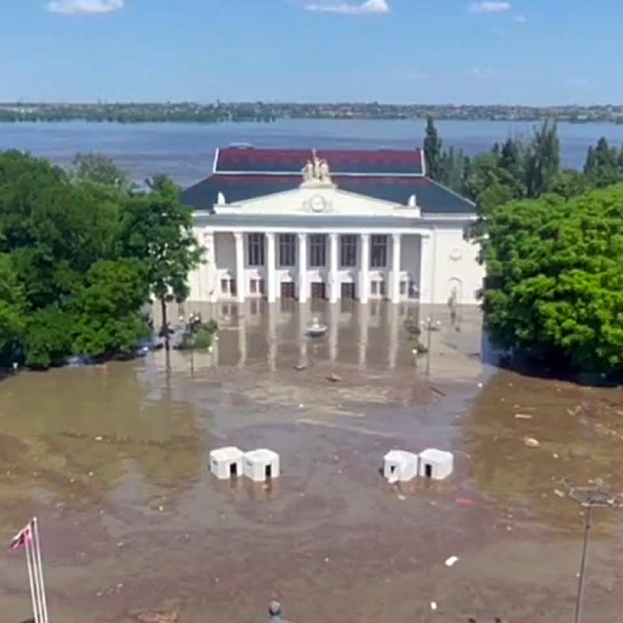 Auf diesem von der russisch kontrollierten Verwaltung der Region Cherson veröffentlichten Foto ist der zentrale Platz von Nowa Kachowka (Ukraine) überflutet. © Uncredited/Russian-controlled administration of Kherson Region/AP/dpa 