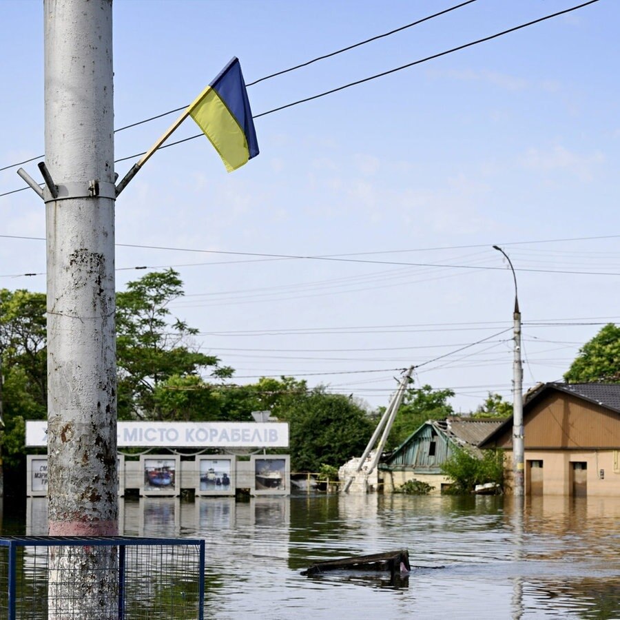 Eine Straße ist überschwemmt. Der Stausee des Dnipro im Süden der Ukraine hat nach der Zerstörung des Kachowka-Staudamms laut Behördenangaben inzwischen mehr als ein Drittel des im Frühjahr angesammelten Hochwassers verloren. © picture alliance/dpa/Lehtikuva Foto: Antti Aimo-Koivisto