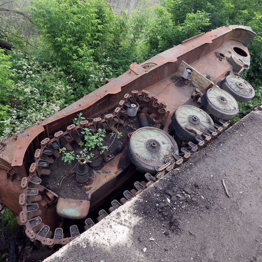 Ein zerstörtes russisches Militärfahrzeug liegt seitlich neben der Straße in einem Graben nahe Kamianka im Donezk-Gebiet (Ukraine). © Ukrinform/dpa 