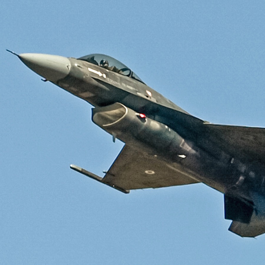 Ein Kampfflugzeug Typ F-16 Viper fliegt am Himmel (Archivbild). © picture alliance / ANE / Eurokinissi Foto: Michalis Karagiannis