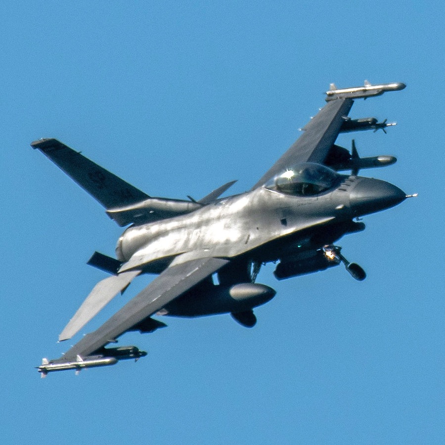 Ein Kampfflugzeug vom Typ F-16 Fighting Falcon hat zum Landen auf dem US-Militärflugplatz Spangdahlem (Rheinland-Pfalz) das Fahrwerk ausgefahren (Archivbild). © dpa Foto: Harald Tittel