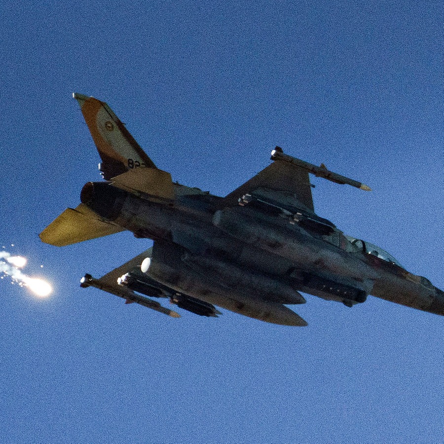 Ein israelisches Kampfflugzeug feuert Leuchtraketen ab. © AP/dpa Foto: Leo Correa