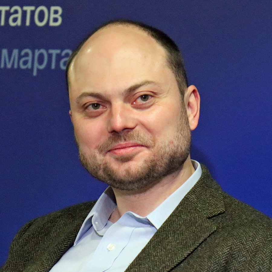 Der russische Oppositionelle, Wladimir Kara-Mursa, sitzt bei einer Versammlung der russischen Opposition, den sogenannten "Vereinigten Demokraten". © dpa Foto: Hannah Wagner